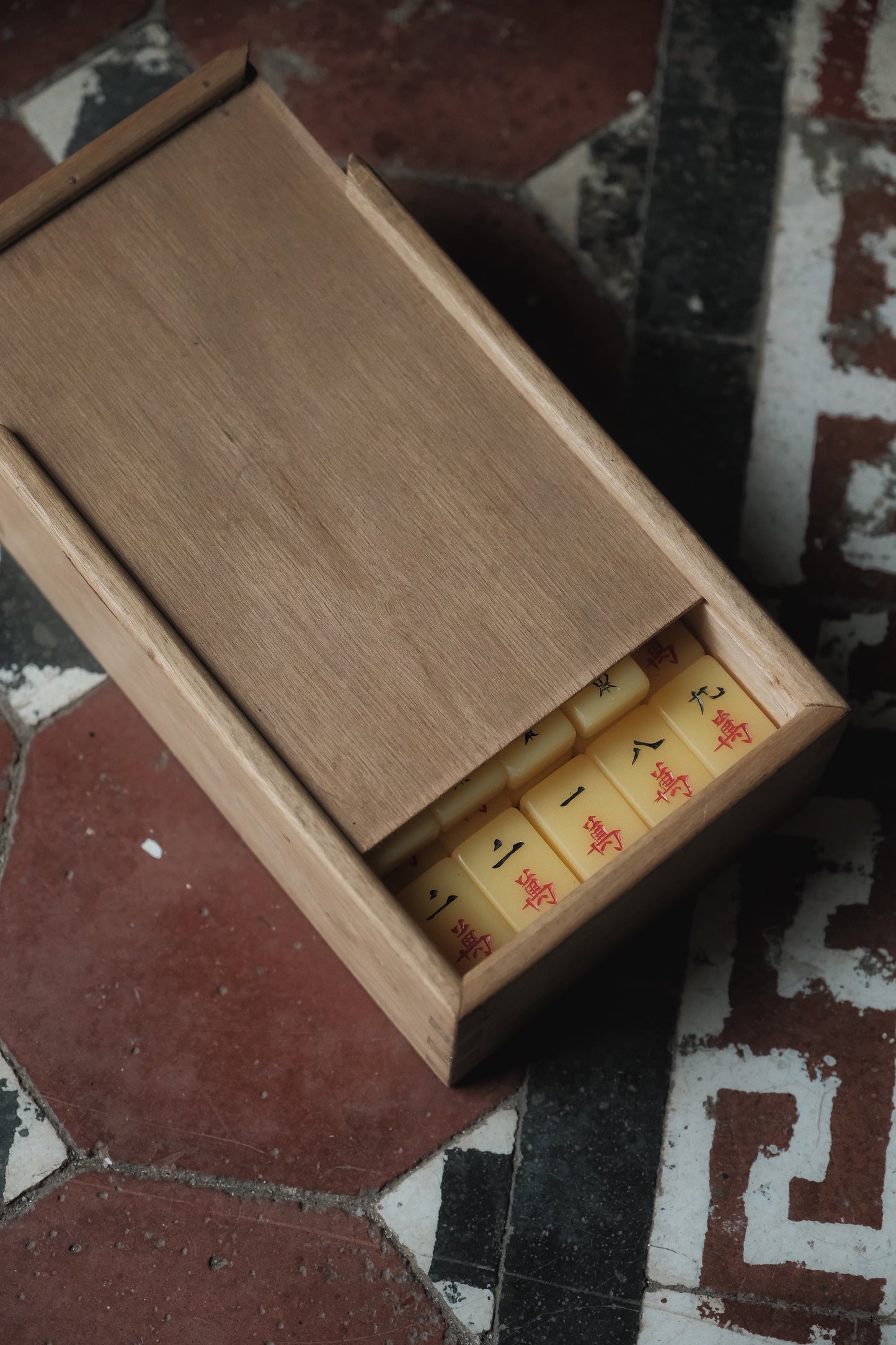 Vintage hand-carved cat-shaped tiles Mahjong tiles (1970s)
人手雕刻貓貓麻雀牌連原入榫木盒