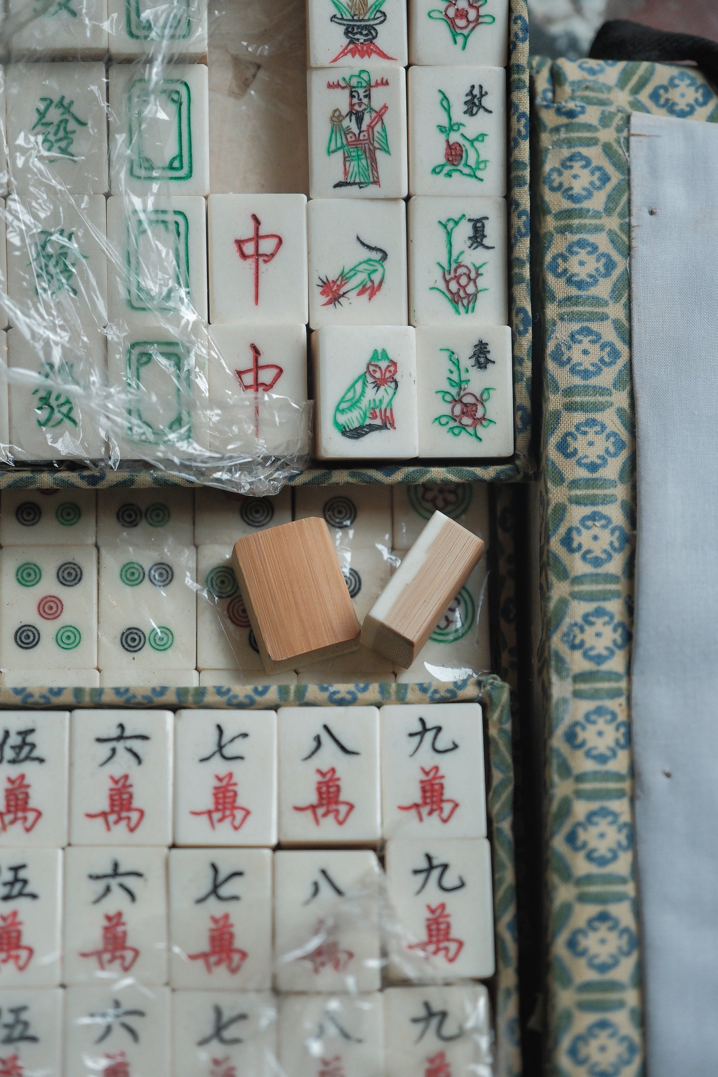 1970s Vintage Hand-Carved Bone-and-Bamboo Mahjong Set – Unused with Original Box
