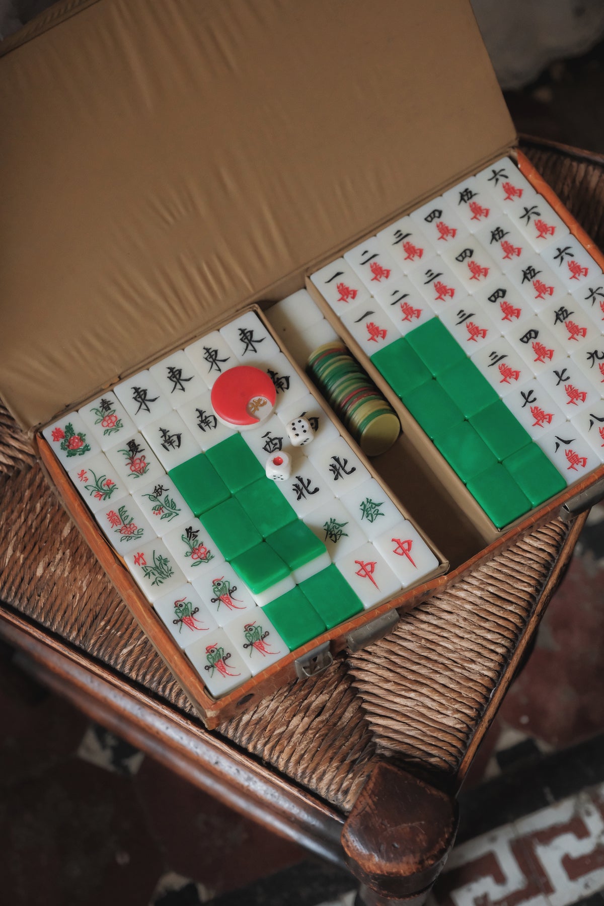 Classic 1990s Hong Kong Mahjong Set – Machine-Engraved, Hand-Painted with Green Backs