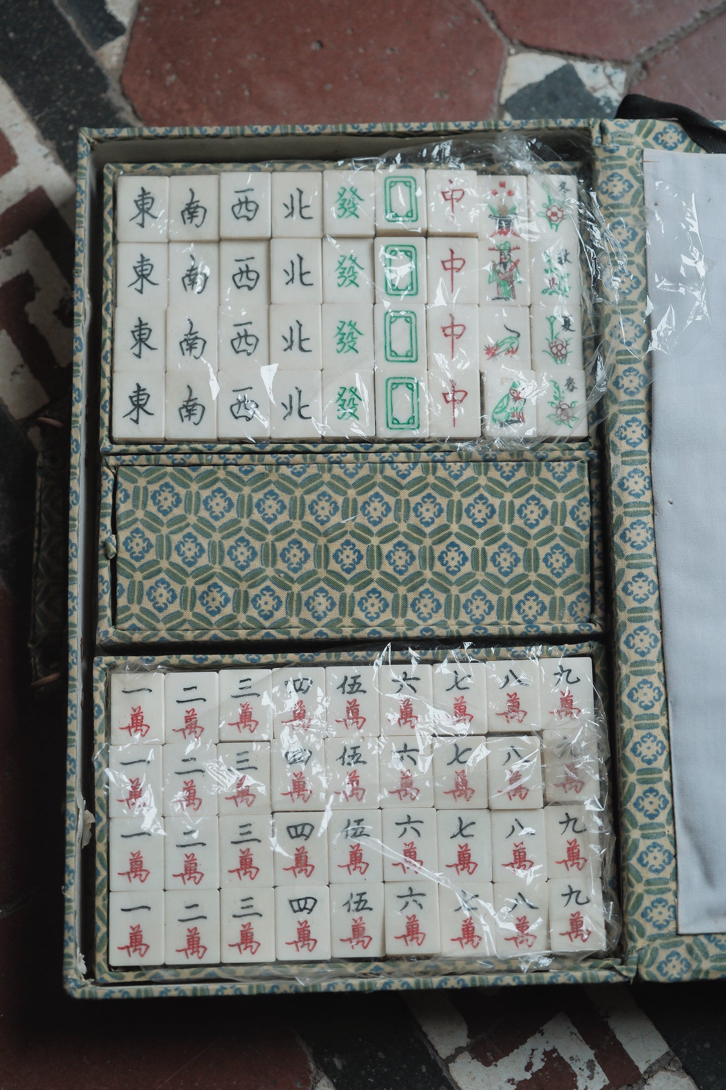 1970s Vintage Hand-Carved Bone-and-Bamboo Mahjong Set – Unused with Original Box