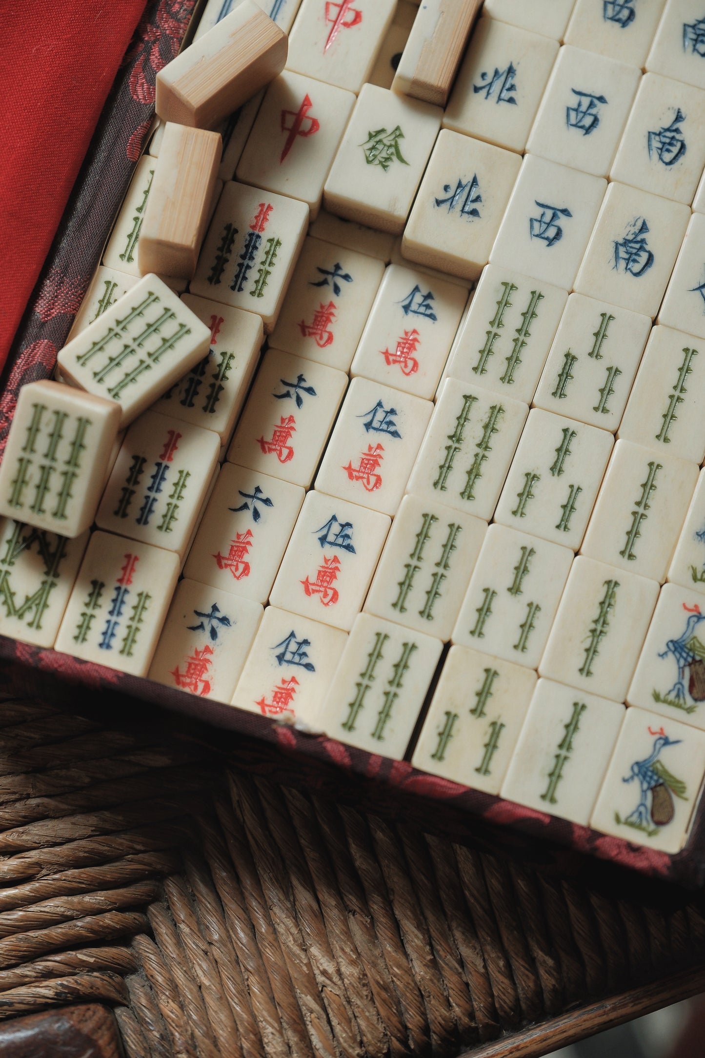 1960s Vintage Hand-Carved Bone-inlaid Bamboo-backed Mahjong Set (with 4 Flower Tiles and 4 Wild Tiles Style)
