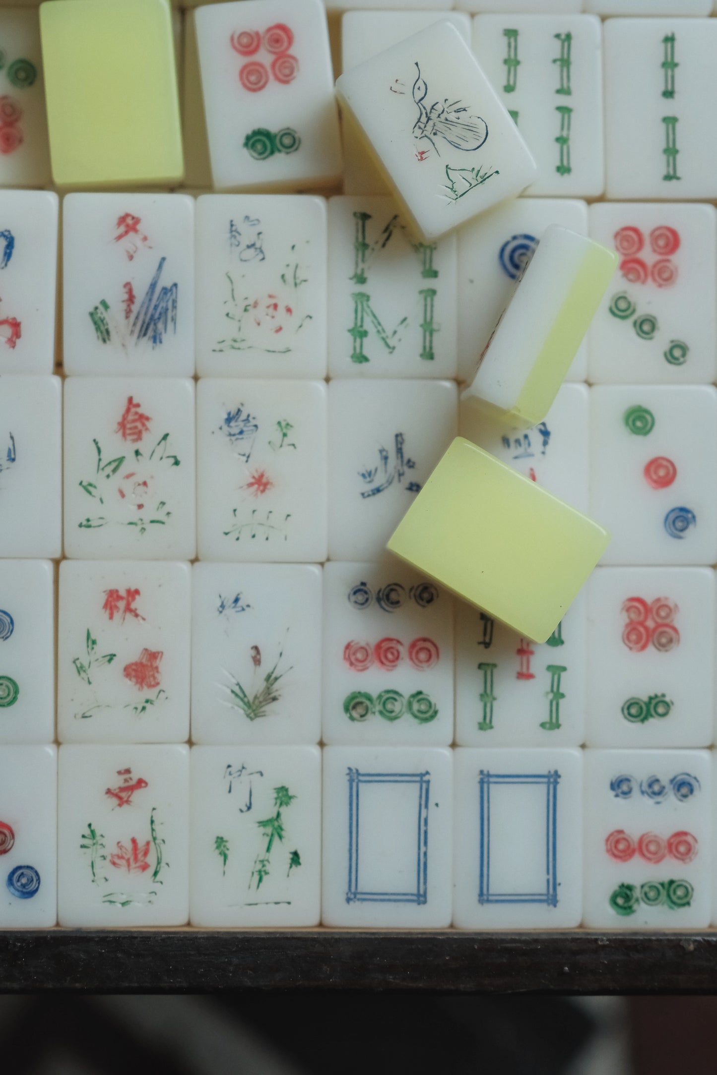 Vintage Hand-Carved Plastic Mahjong Set – Rare Yellow-Backed Tiles(1970s)