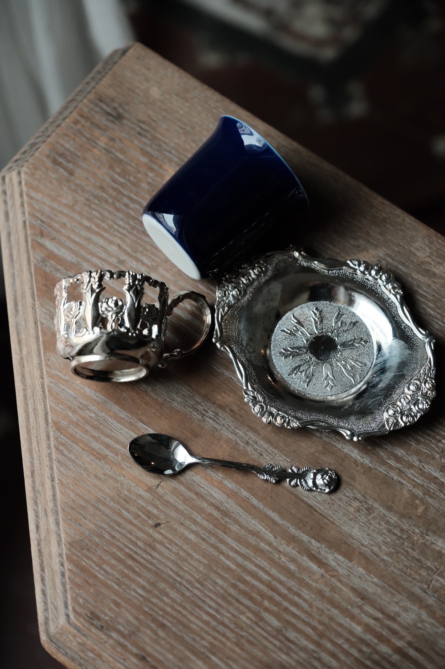($230)日本製· 銀仕上鏤空金屬皇家藍陶瓷杯碟配小茶羹一套（180ml）