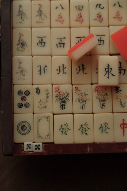 Vintage hand-carved Mahjong tiles (1970s)
人手雕刻麻雀牌連入榫木盒