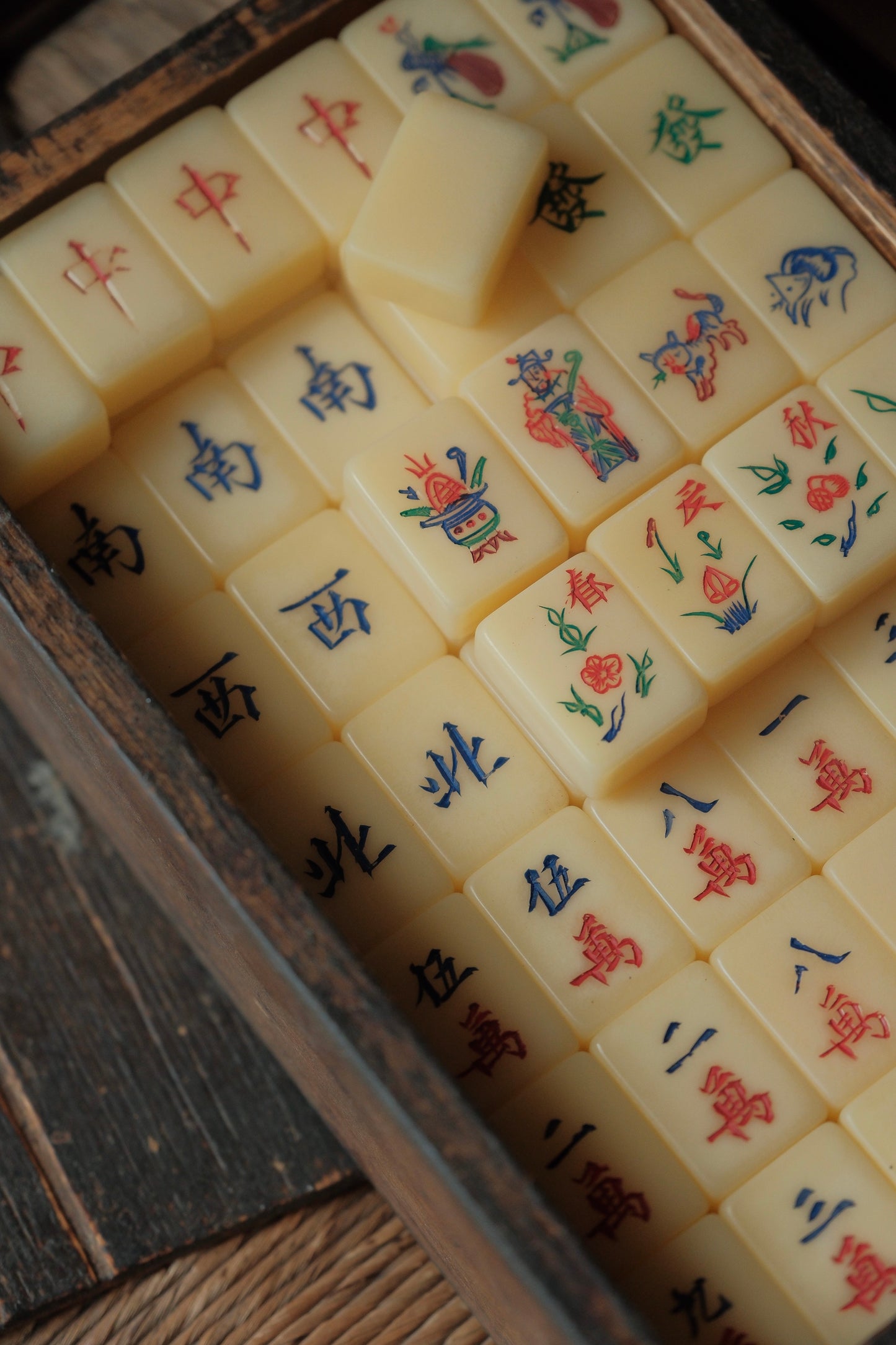 Vintage hand-carved Mahjong tiles (1970s)
人手雕刻貓貓麻雀牌連入榫原木盒