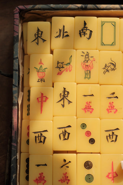 Vintage hand-carved Mahjong tiles (1970s)
人手雕刻麻雀牌貓貓牌連原盒
