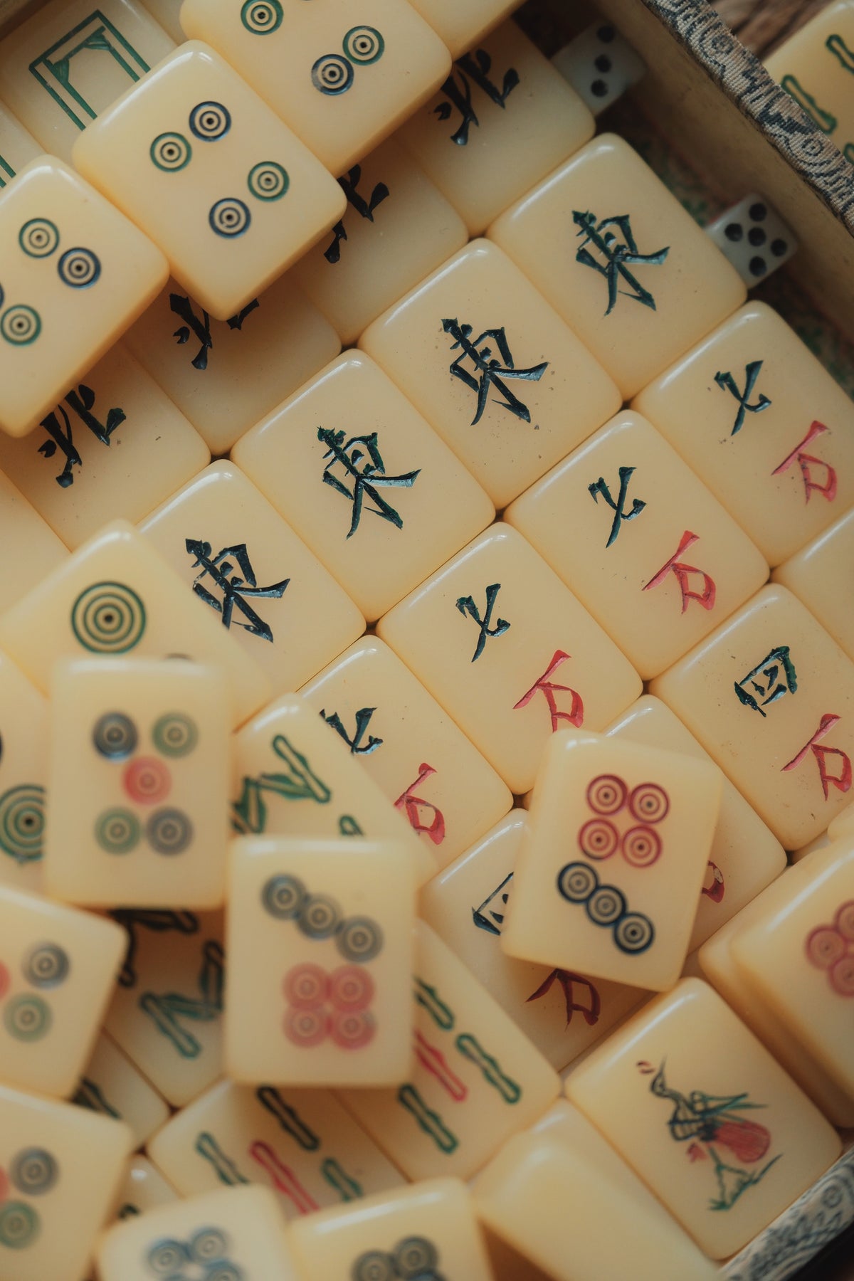 Vintage 1970s Hand-Carved Butter-Yellow Plastic Cat-Themed Mahjong Set