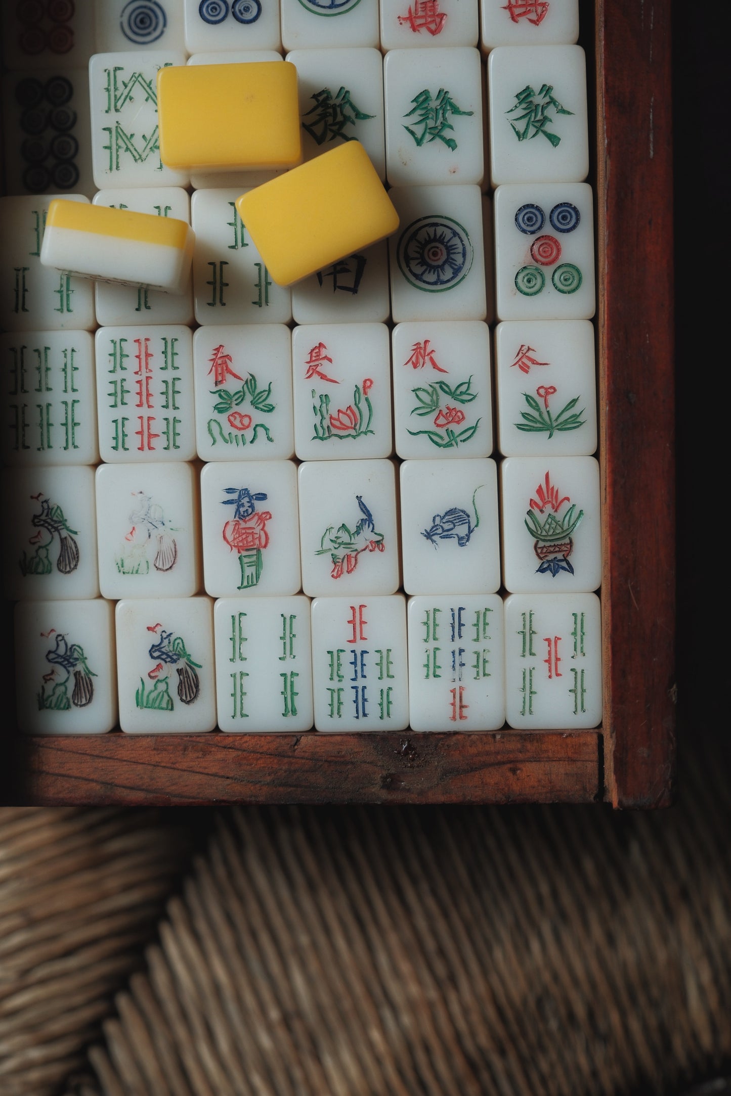 Vintage hand-carved cat-shaped tiles Mahjong tiles (1970s)
人手雕刻貓貓麻雀牌連原入榫木盒