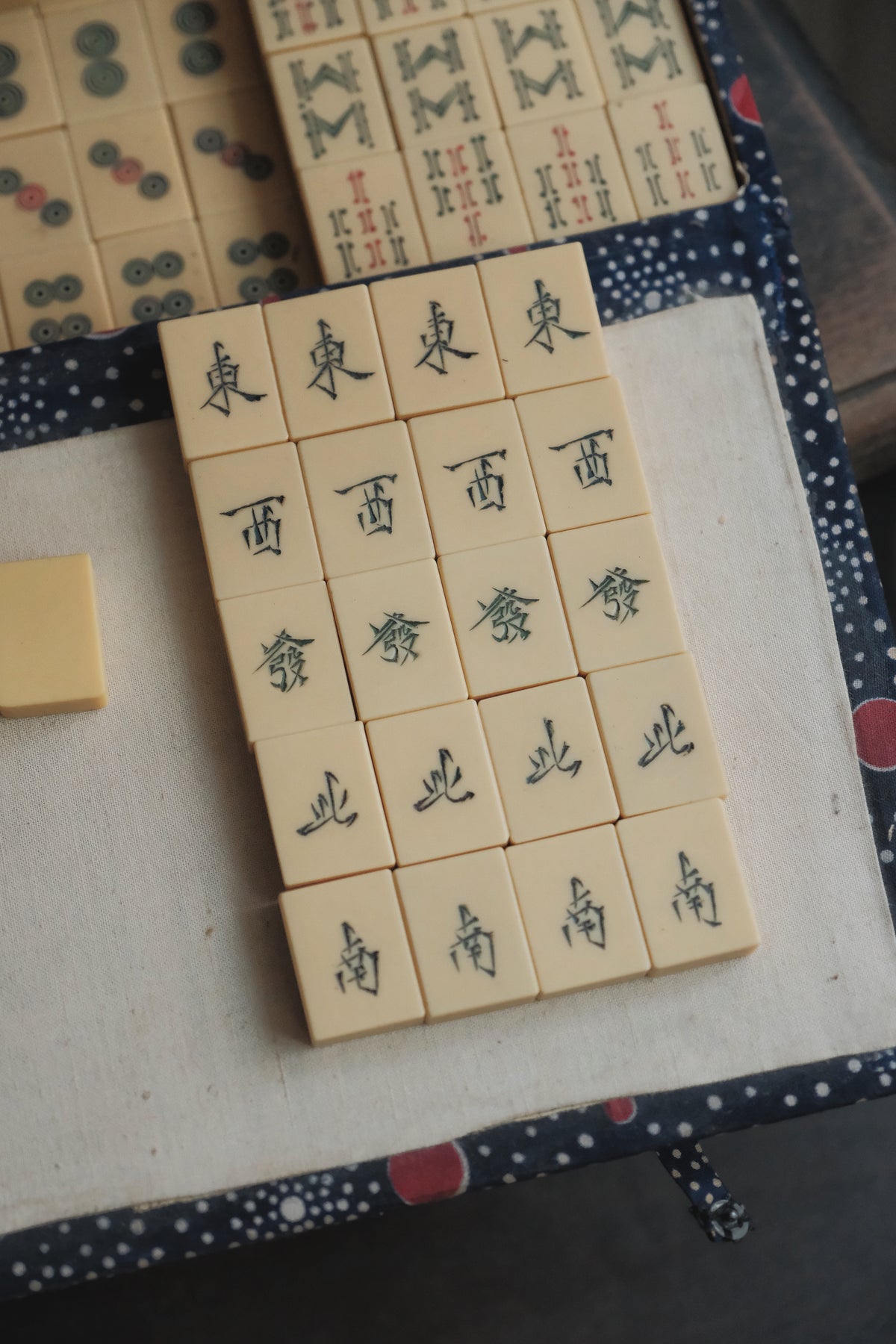 Vintage 1980s hand-carved Plastic Sichuan-style 136-tile mahjong set