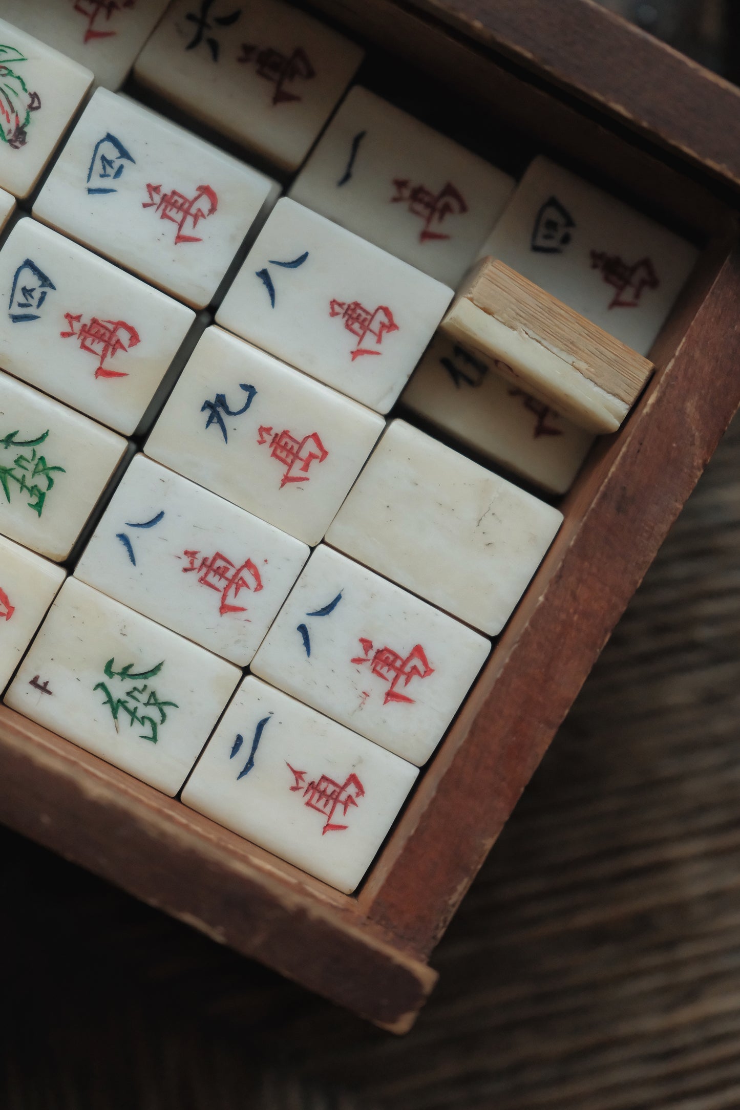 1960s Hand-Carved Bone-Inlaid Bamboo-Backed Sichuan-Style Mahjong Set with Wooden Box