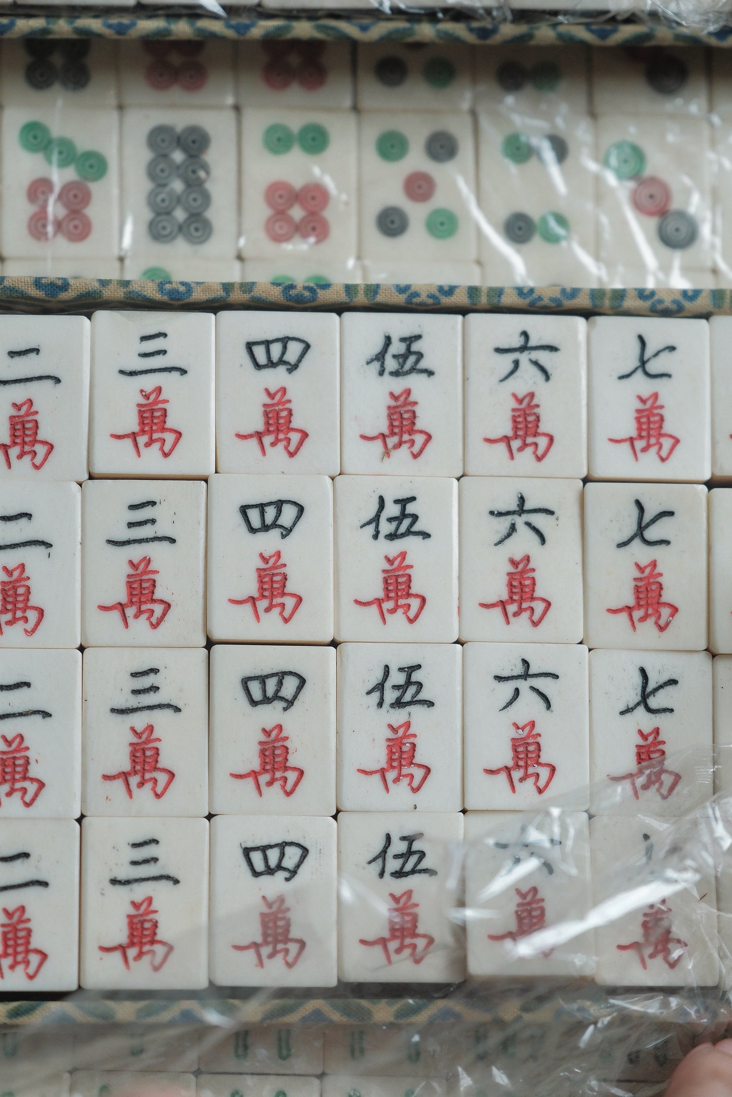 1970s Vintage Hand-Carved Bone-and-Bamboo Mahjong Set – Unused with Original Box