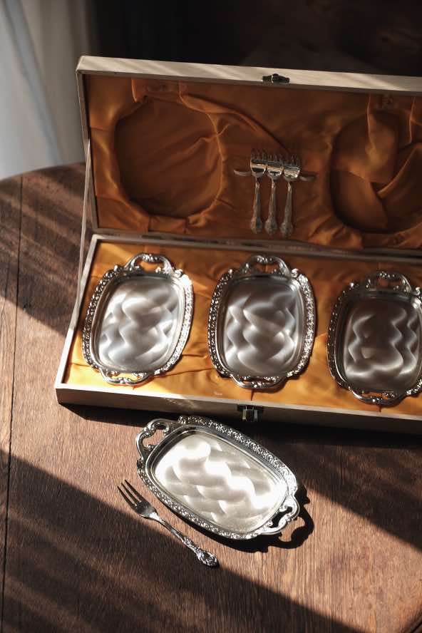 ($150)日本製· 洋食甜點浮雕不鏽鋼方刻花碟連叉