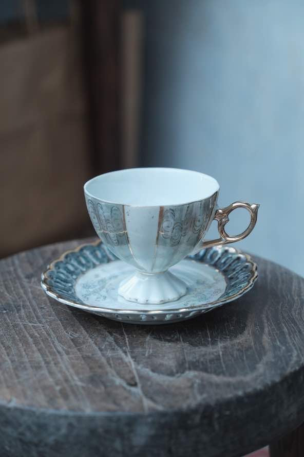 日本製·高足貝殼釉浮雕描金花茶紅茶杯(180ml)