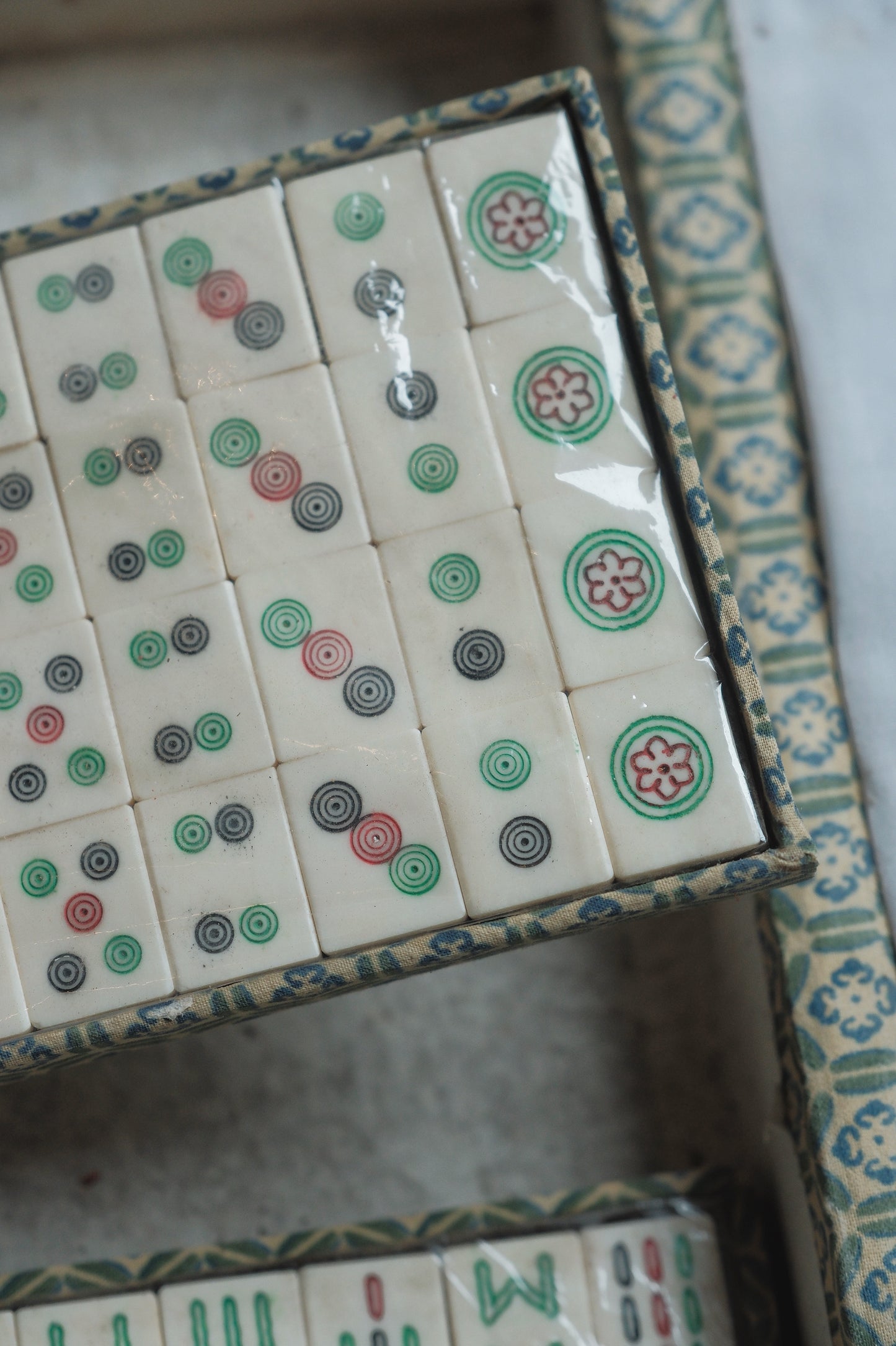 1970s Vintage Hand-Carved Bone-and-Bamboo Mahjong Set – Unused with Original Box