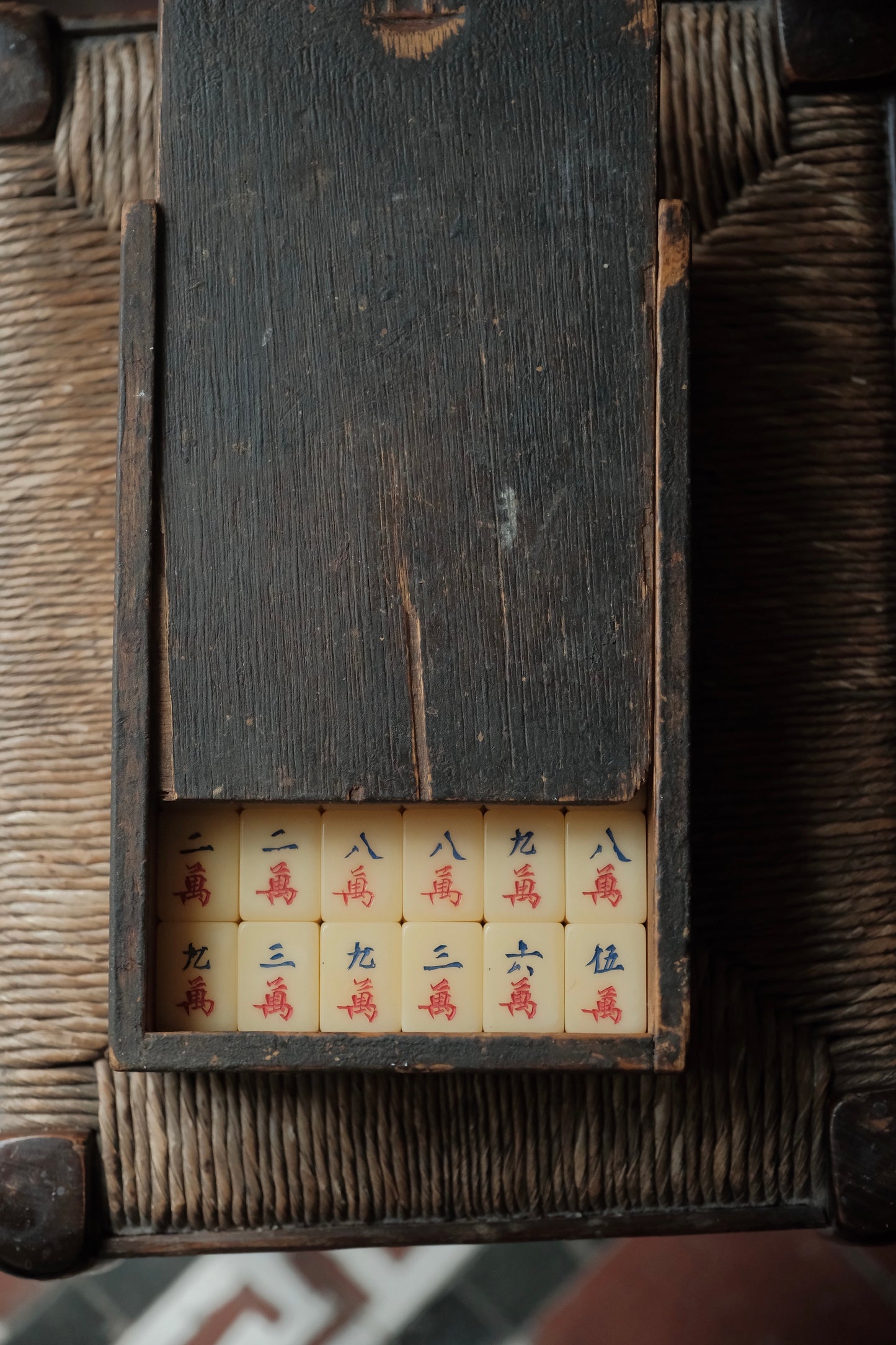 Vintage hand-carved Mahjong tiles (1970s)
人手雕刻貓貓麻雀牌連入榫原木盒
