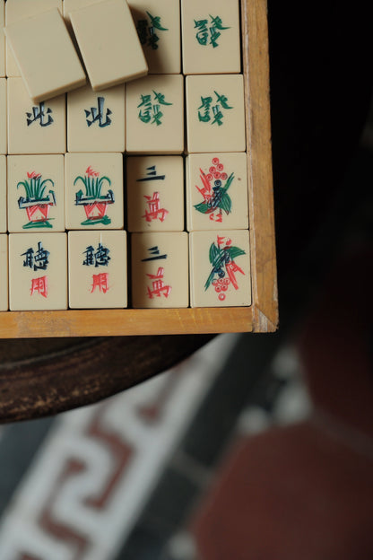 Vintage hand-carved Mahjong tiles (1970s)
人手雕刻麻雀牌連原木盒