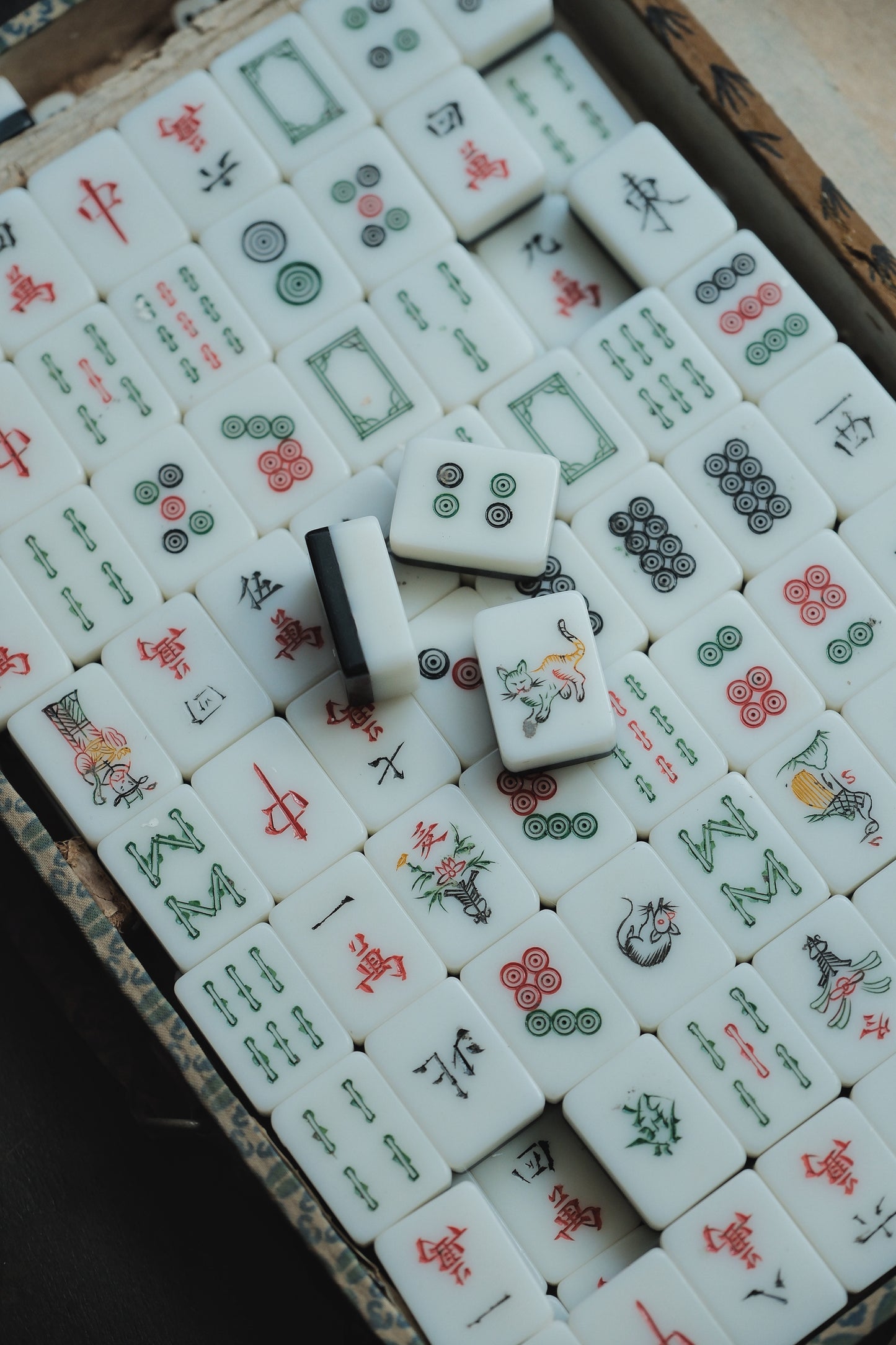人手雕刻綠底板貓貓麻雀牌連原盒