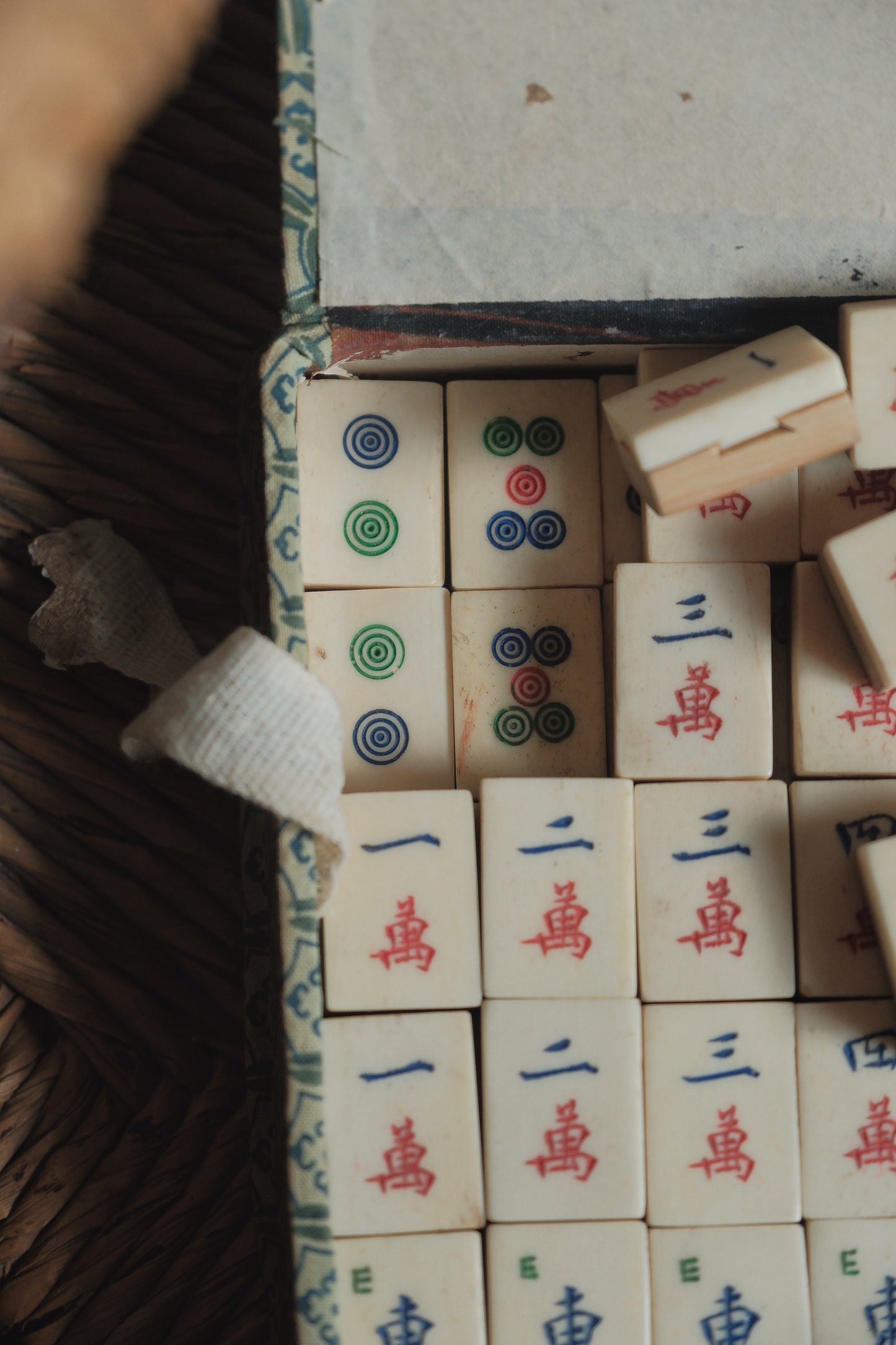 1960s Hand-Carved Bamboo-Backed Mahjong Set with Cat/Flower Tile Style