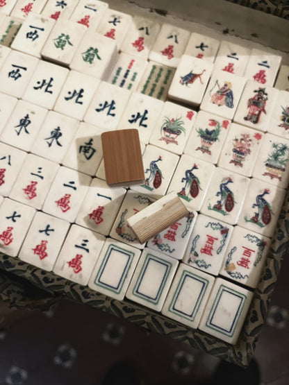 1960s hand-carved mahjong set with bamboo frames and inlaid ox bone
人手雕刻•牛骨鑲嵌竹背麻雀牌
