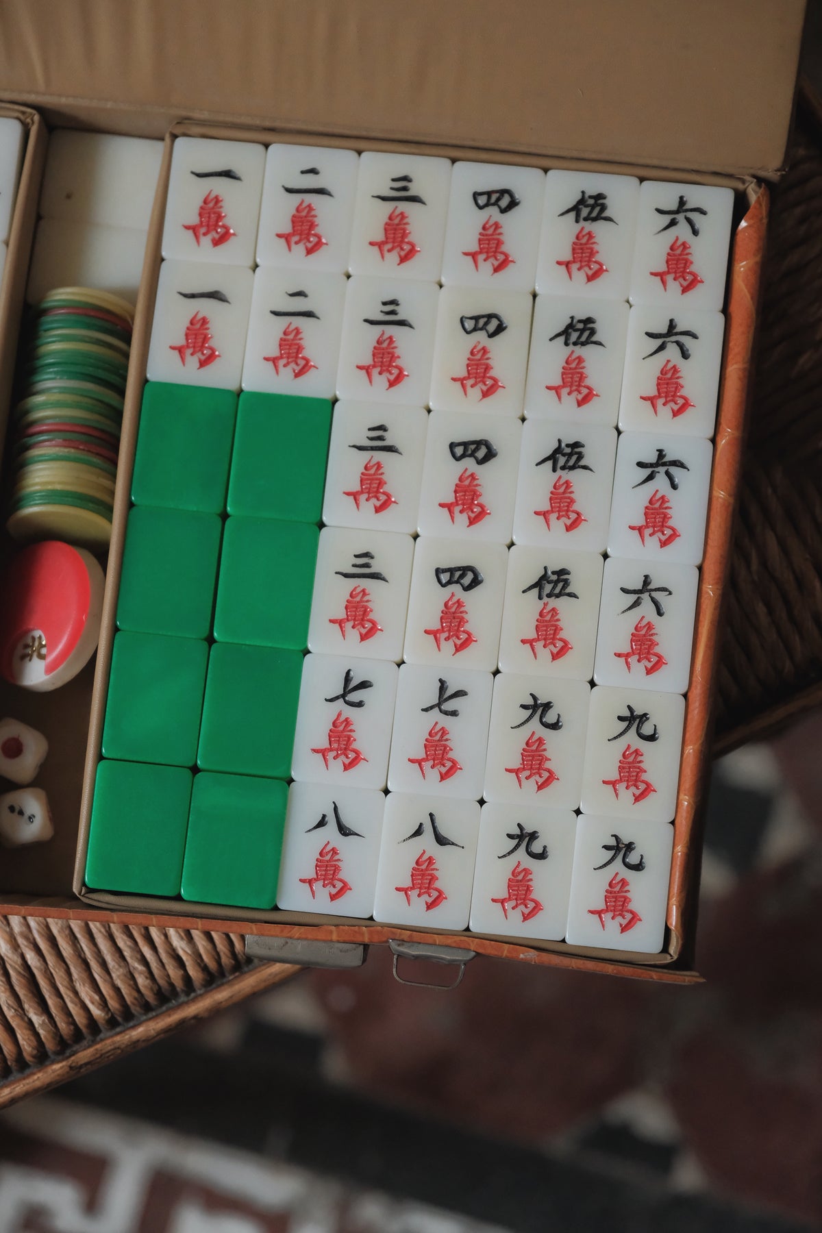 Classic 1990s Hong Kong Mahjong Set – Machine-Engraved, Hand-Painted with Green Backs