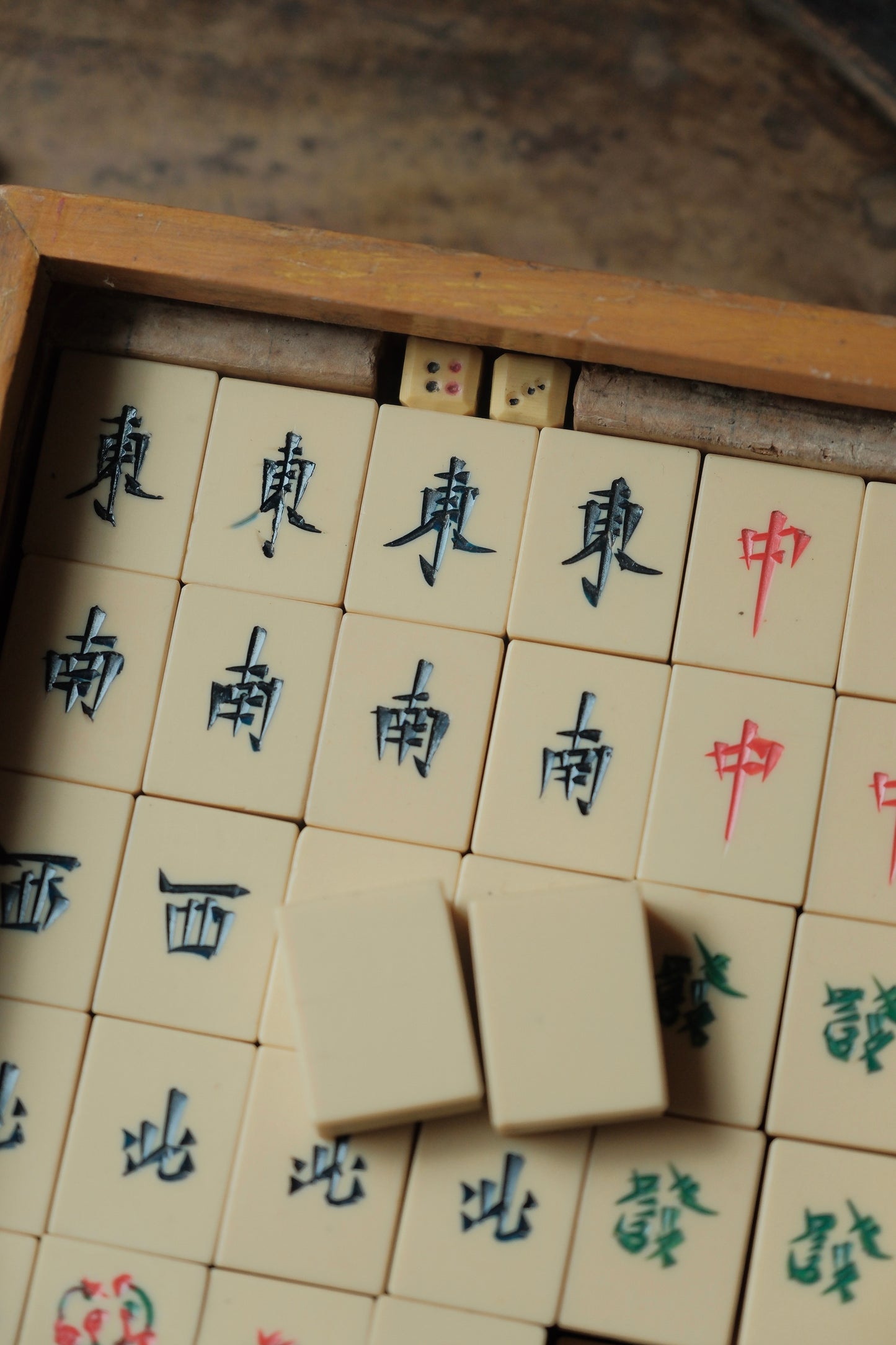 Vintage hand-carved Mahjong tiles (1970s)
人手雕刻麻雀牌連原木盒