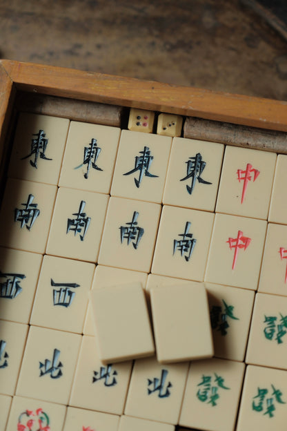 Vintage hand-carved Mahjong tiles (1970s)
人手雕刻麻雀牌連原木盒