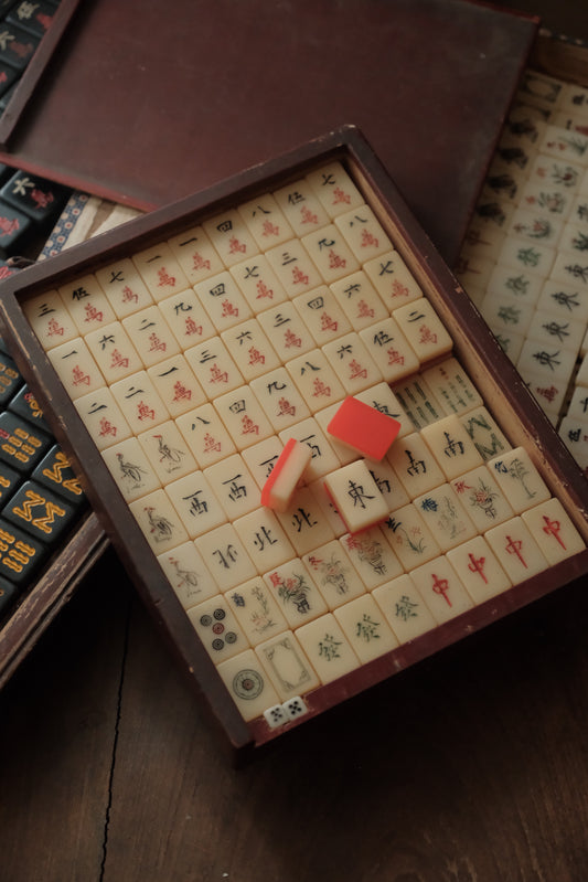 Vintage hand-carved Mahjong tiles (1970s)
人手雕刻麻雀牌連入榫木盒
