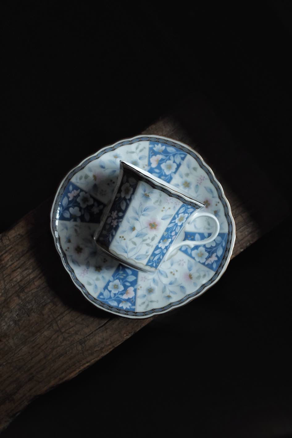 日本製嗚海NARUMI 滿繪花卉十字圖描金骨瓷杯連碟(190ml)