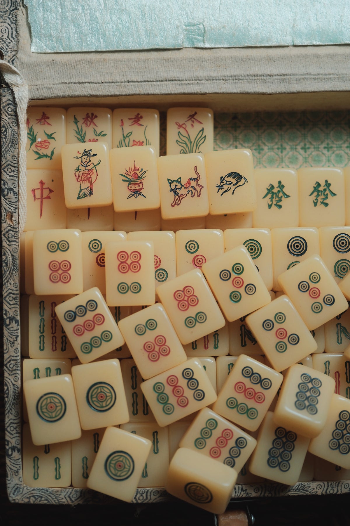 Vintage 1970s Hand-Carved Butter-Yellow Plastic Cat-Themed Mahjong Set