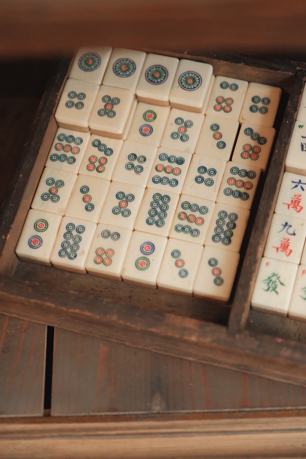 Vintage 1960s Hand-carved 'Four Great Beauties' bamboo and bone mahjong set