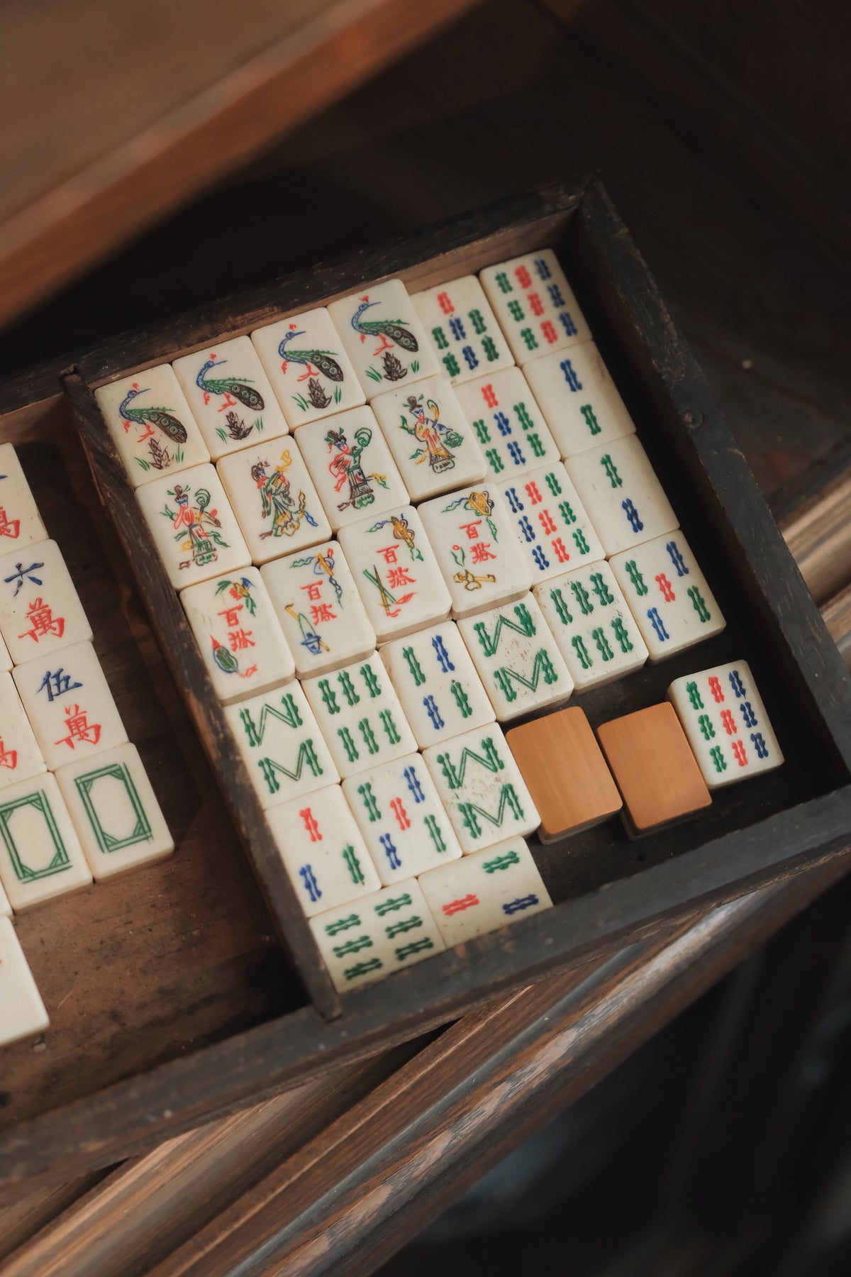 Vintage 1960s Hand-carved 'Four Great Beauties' bamboo and bone mahjong set