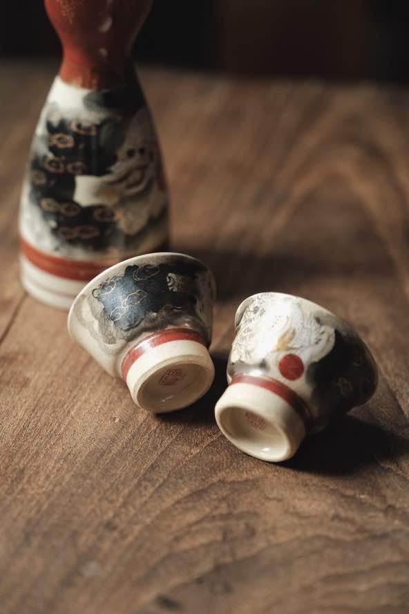 日本製·日本九谷燒龍畫片赤繪清酒杯連酒瓶