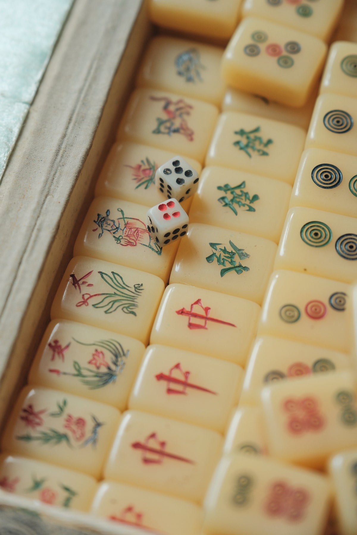 Vintage 1970s Hand-Carved Butter-Yellow Plastic Cat-Themed Mahjong Set
