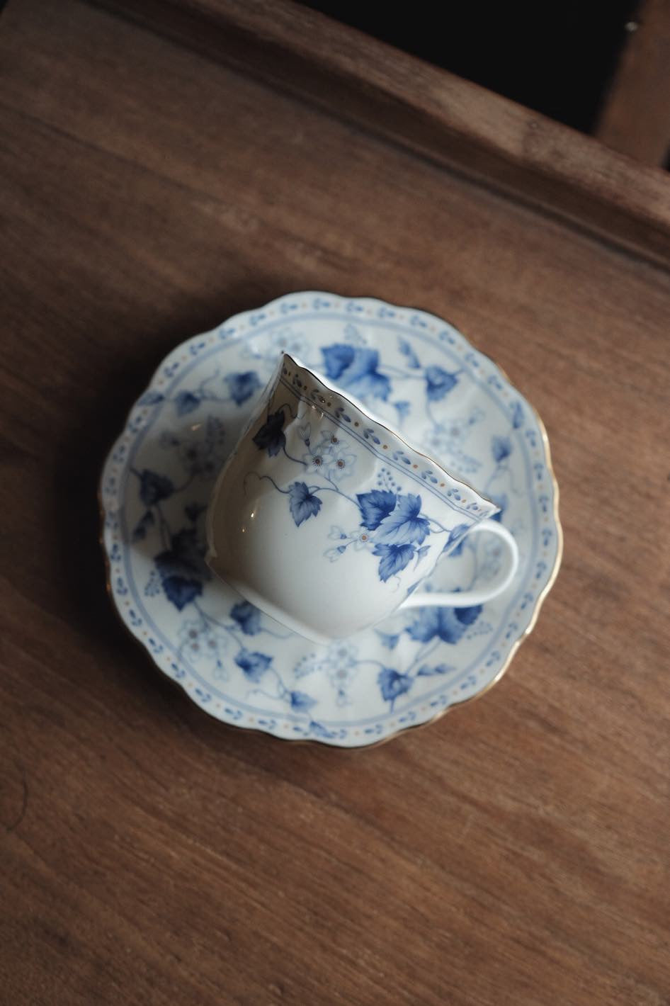 日本製嗚海NARUMI 鈴蘭描金浮雕青花骨瓷茶杯(200ml)