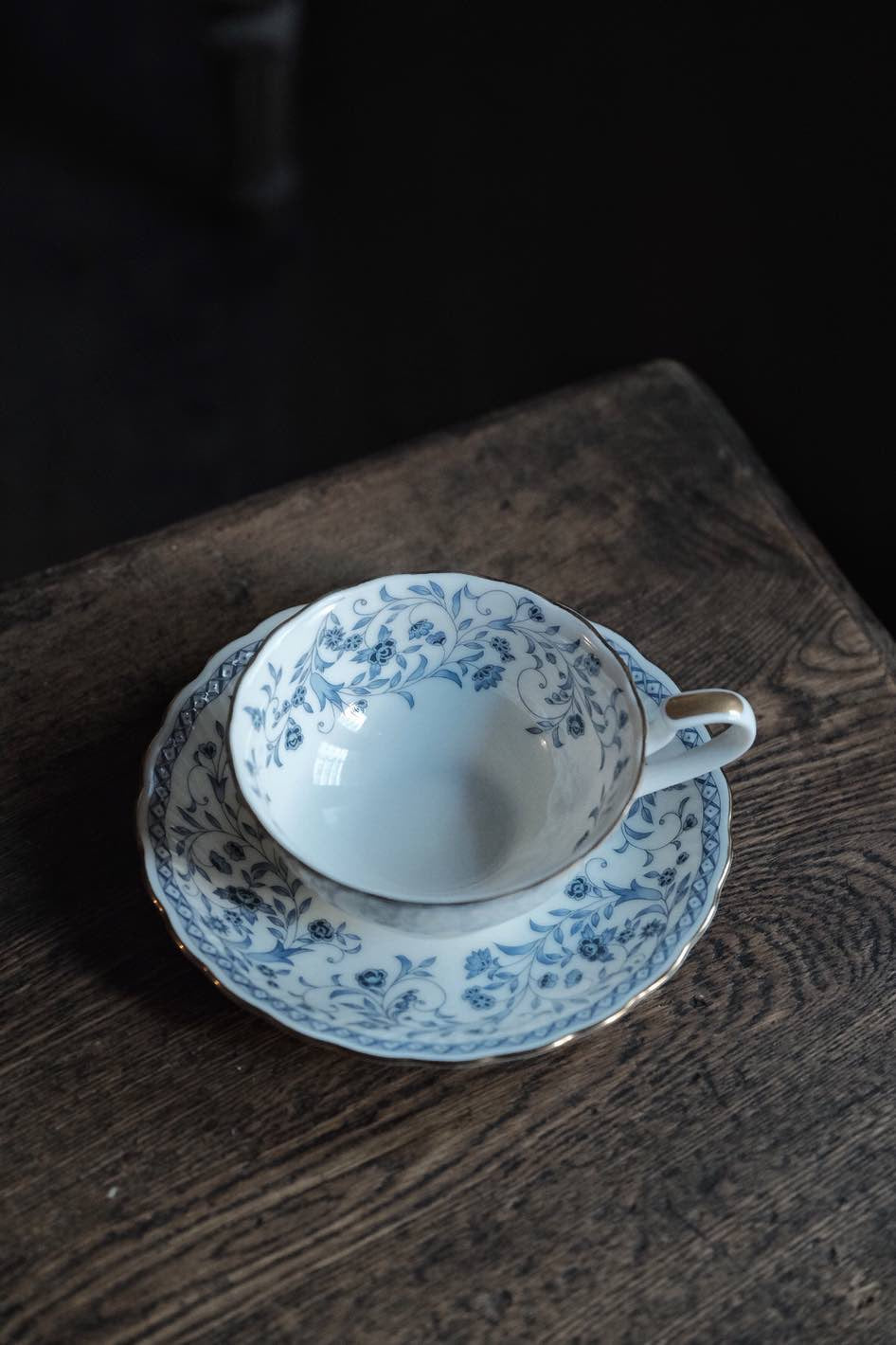 日本製嗚海NARUMI 內繪青花唐草型骨瓷闊口茶杯(220ml)