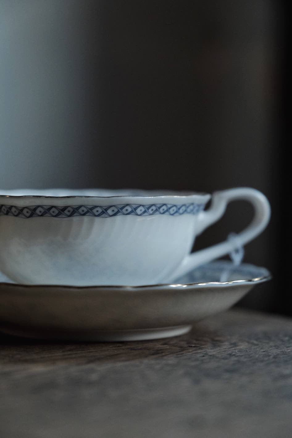 日本製嗚海NARUMI 內繪青花唐草型骨瓷闊口茶杯(220ml)
