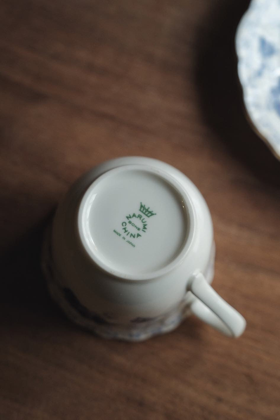 日本製嗚海NARUMI 鈴蘭描金浮雕青花骨瓷茶杯(200ml)